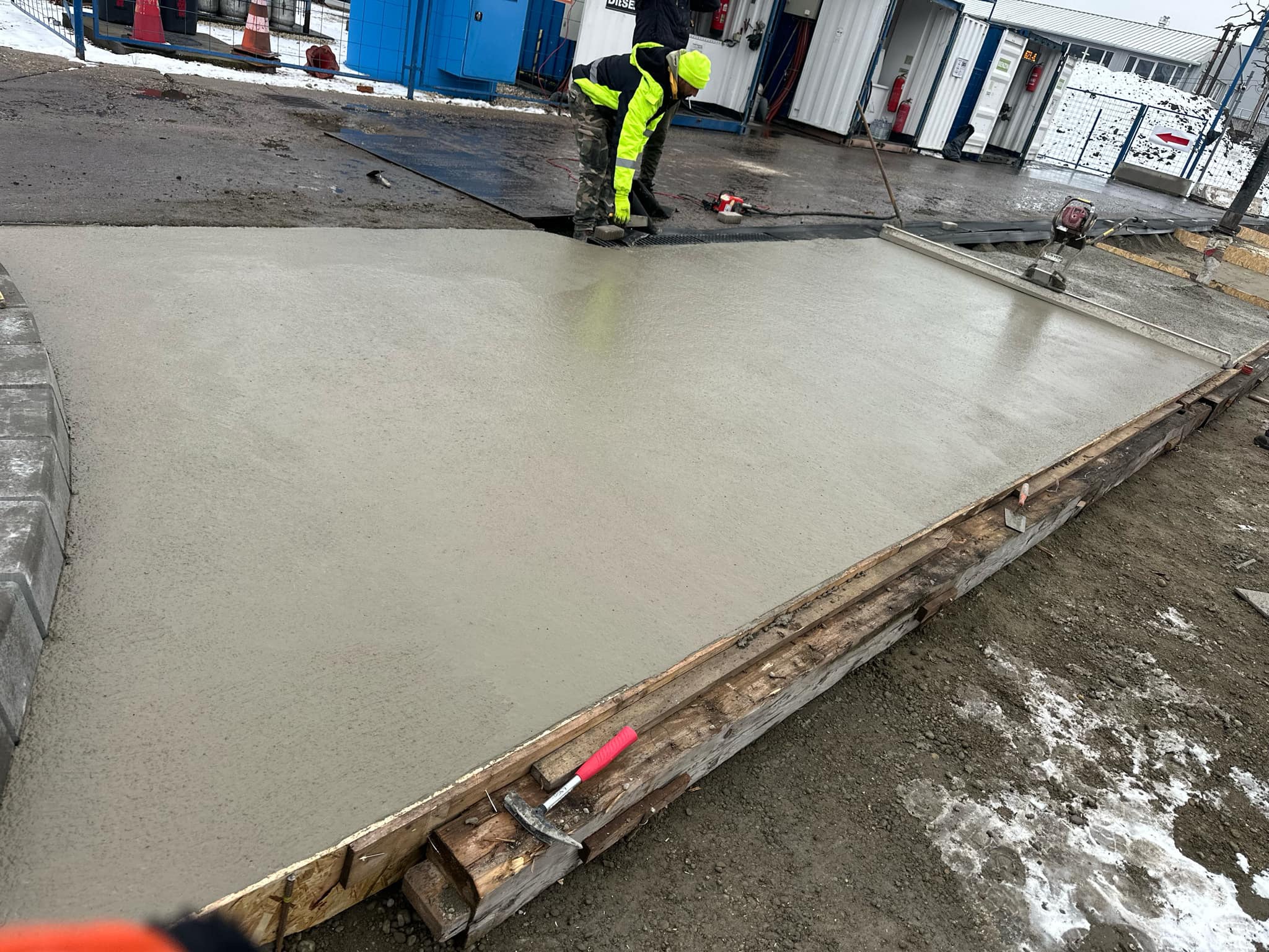 Friss betonalap tömörítése zsaluzattal térkövezéshez