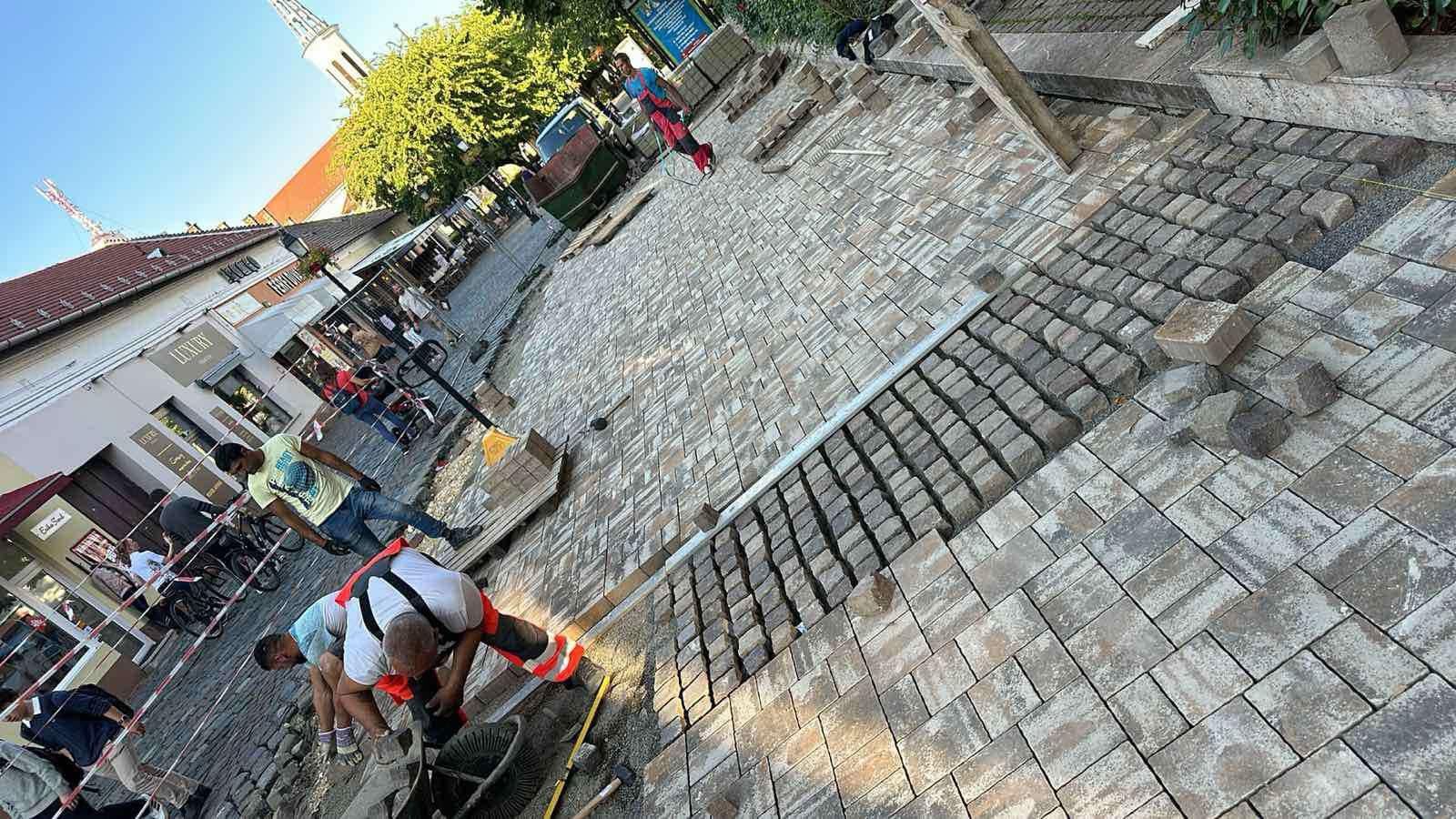 Köztéri sétány térkövezése a városközpontban