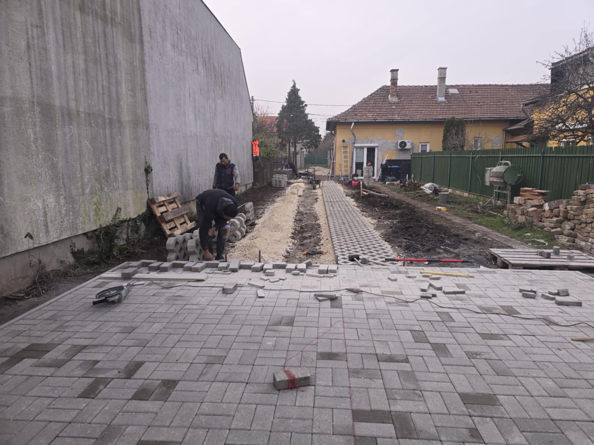 Családi ház udvar térkövezése szürke térkővel