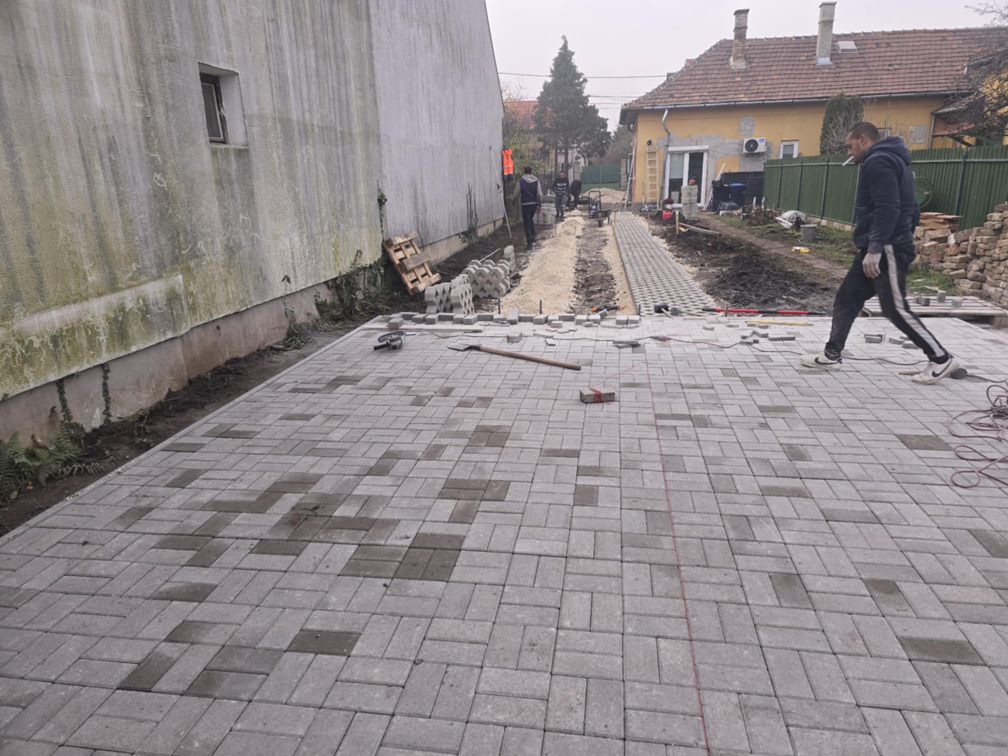 Családi ház udvar nagy felületű térkövezése