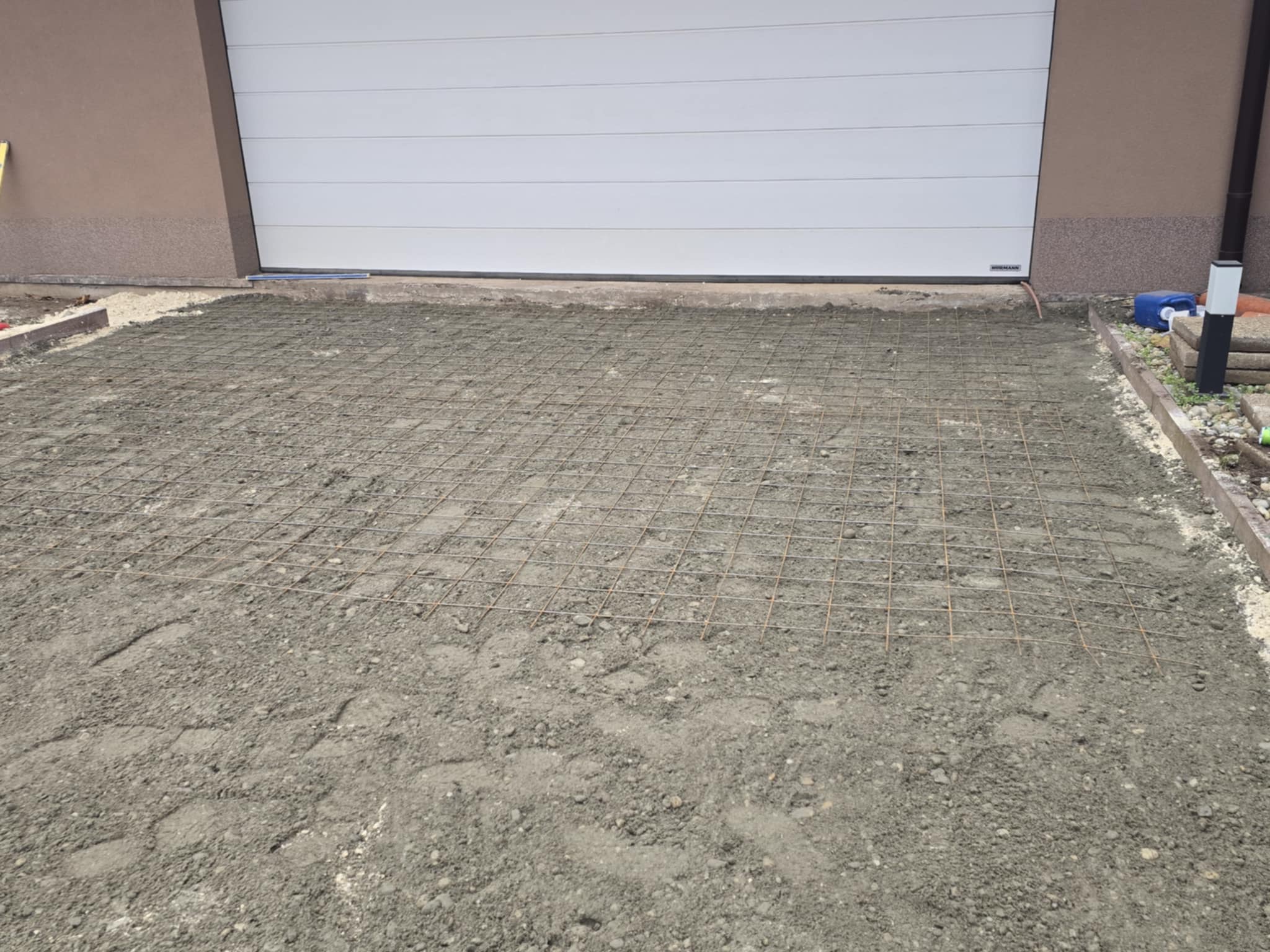 Autóbeálló vasalt betonalapja, betonacél háló