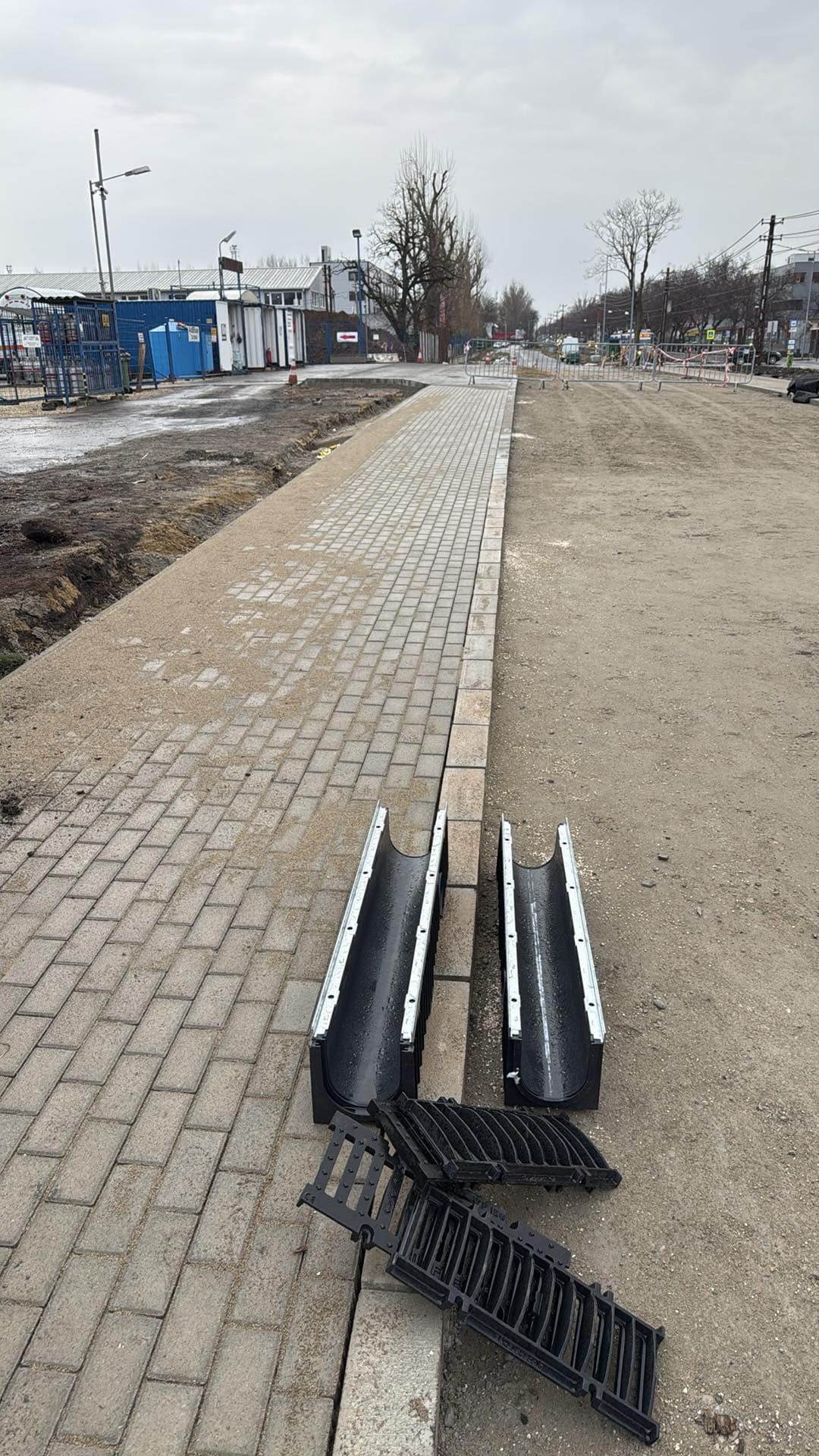Közterületi térkő járda vízelvezető folyókával